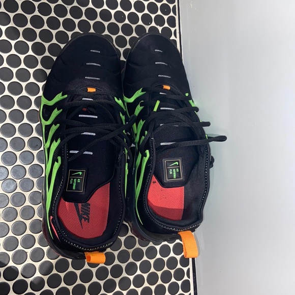 nike air vapormax plus black electric green
